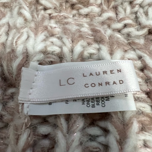 Beanie hat. Women’s one size. Pink and white knit with pompom. - Picture 3 of 3